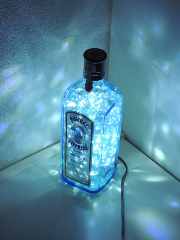 癒しのボトルランプ　「ボンベイ　サファイア」白LED＋クリアビー玉 2枚目の画像