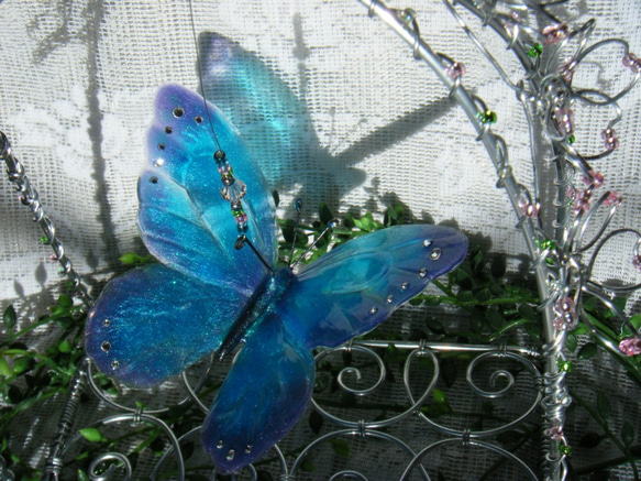 花に誘われて　レジンのモルフォ蝶 3枚目の画像
