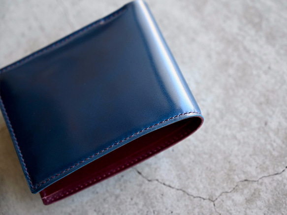 ■送料無料■コードバン・ディープブルー×ブッテーロ・ボルドー 二つ折り財布　コンパクトな二つ折り財布 2枚目の画像