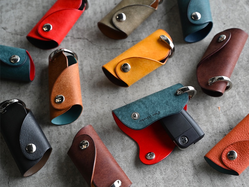 【カラーオーダー】プエブロ×ブッテーロ手の平サイズのボタンフラップ付キーケース