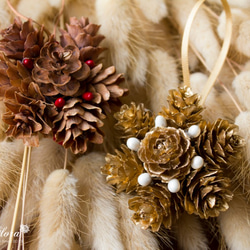 []松は、松ぼっくりのクリスマスの飾りの輝き雪ドリフトをコーン 2枚目の画像