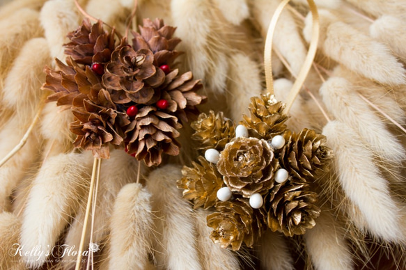 []松は、松ぼっくりのクリスマスの飾りの輝き雪ドリフトをコーン 2枚目の画像