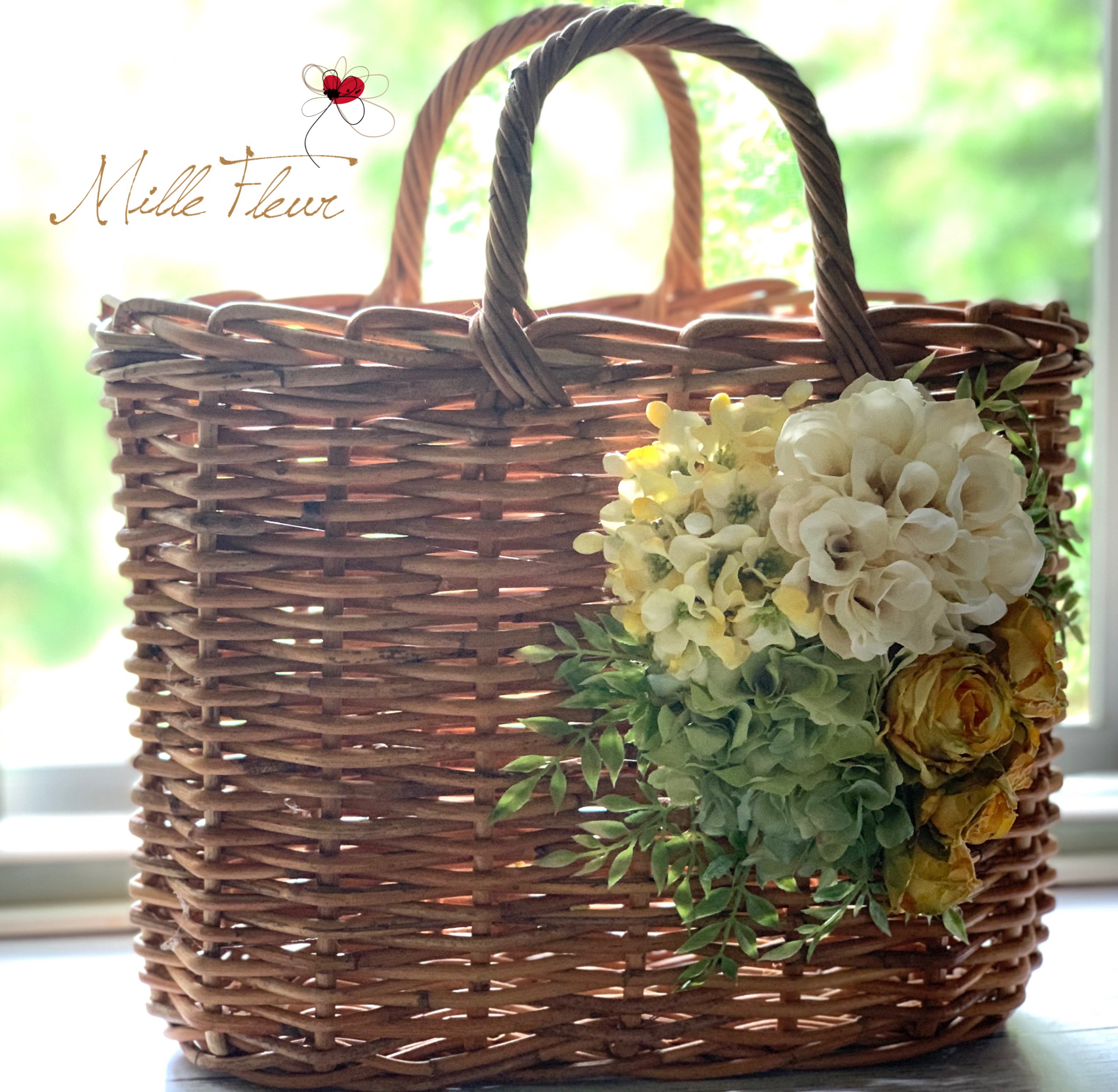 白いダリアとアンティークイエローローズの籠バッグ