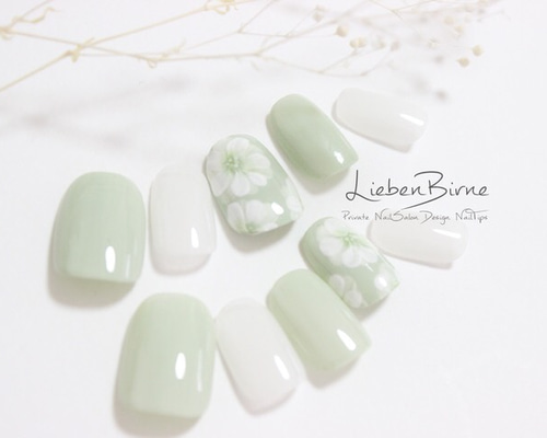 ミルキーフラワーネイルチップ ミルキーグリーンのフラワーネイル＊Bi ネイルチップ（つけ爪