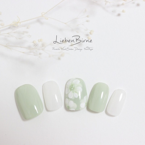 ミルキーグリーンのフラワーネイル＊Bi ネイルチップ（つけ爪