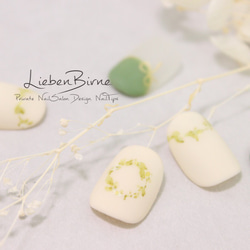 白いお花と緑のリース 2枚目の画像