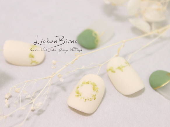 白いお花と緑のリース 2枚目の画像