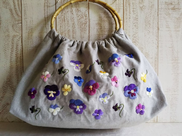 受注製作*刺繍*ビオラ&パンジー*リネン×リバティ＜アーカイブライラック＞*バンブーバッグ* 1枚目の画像