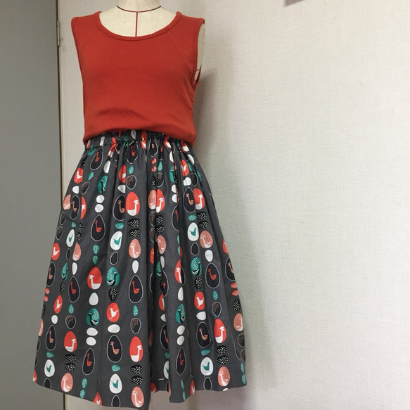 《kai's》USA輸入生地タマゴ柄が綺麗に配置されストライプに見えるギャザースカート 2枚目の画像