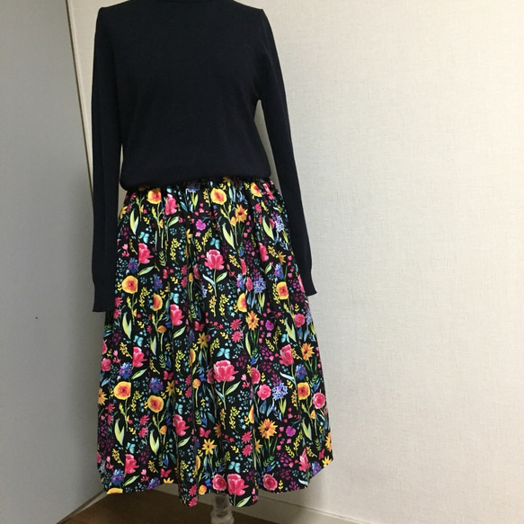 《kai's》輸入生地漆黒の真夜中にも花咲鮮やかギャザースカート 2枚目の画像