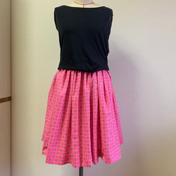 在庫セール《kai's》ショッキン群ピンクの幾何学花柄のウエストゴムのギャザースカート 1枚目の画像