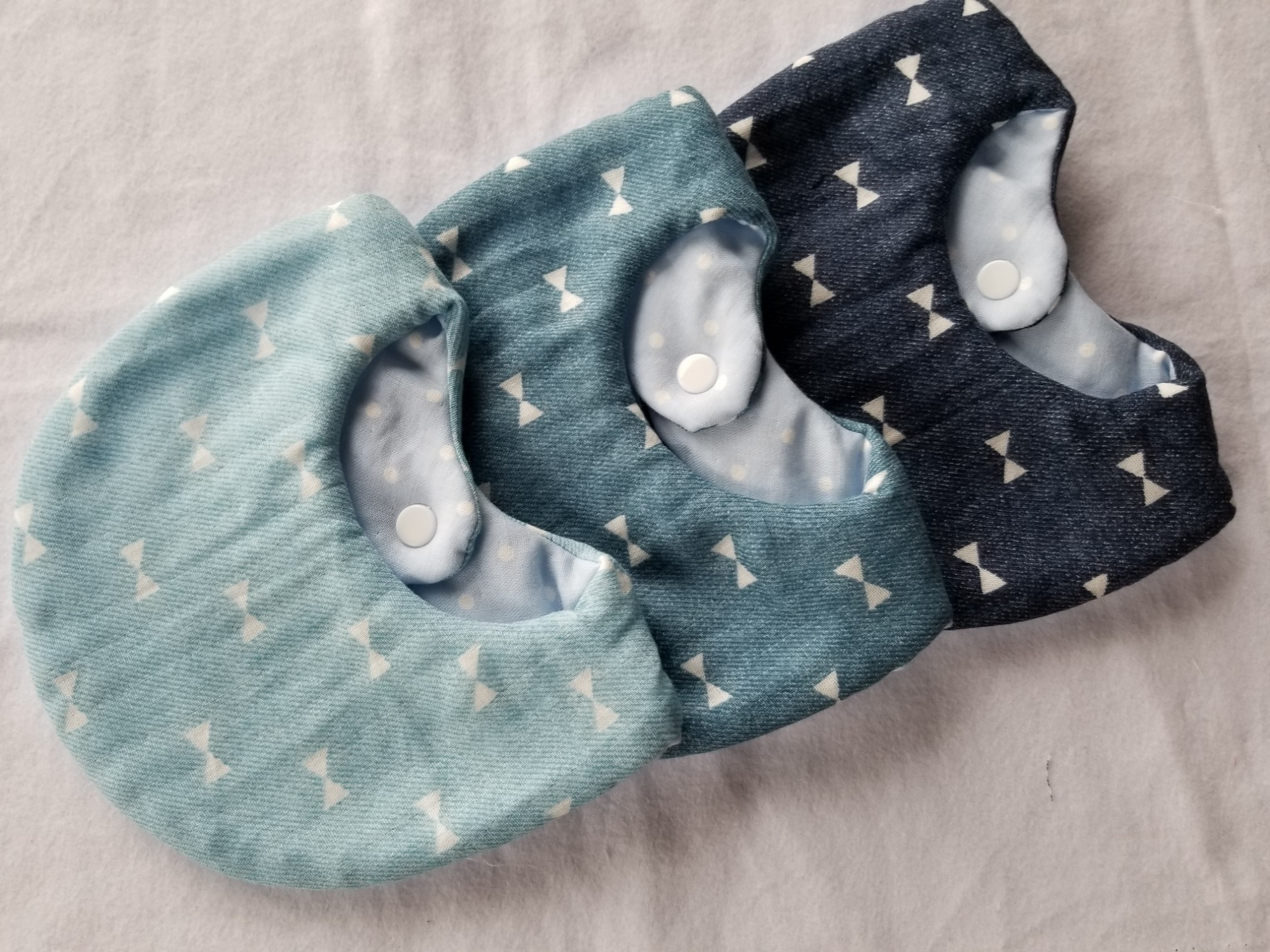 再販3】ふわふわガーゼスタイ✨両面可愛いリバーシブル ♪ サックス