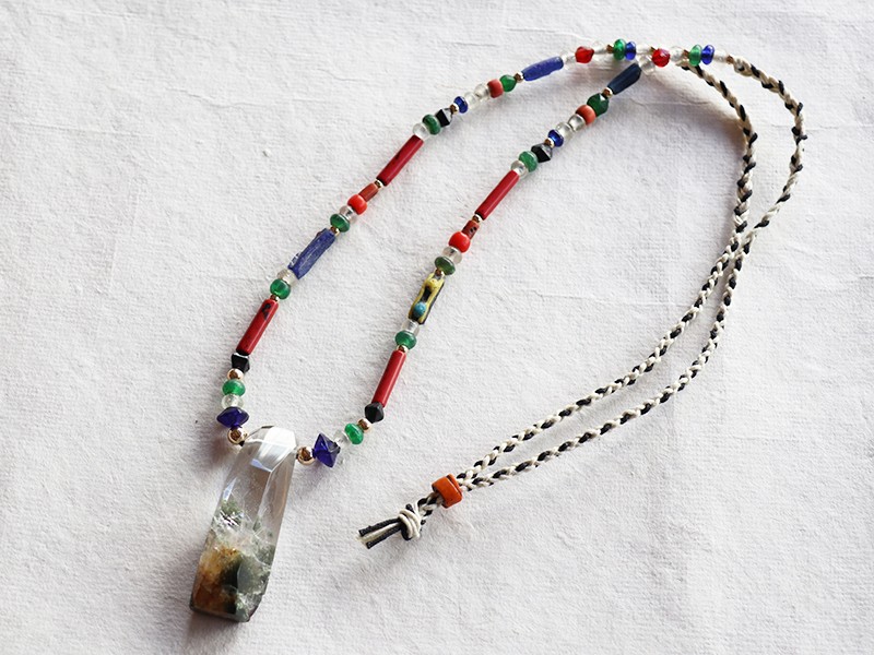 【Special piece】ガネーシュヒマール産ゴールデンルチル、ガーデンクォーツとアンティークビーズのデザイン編みネ