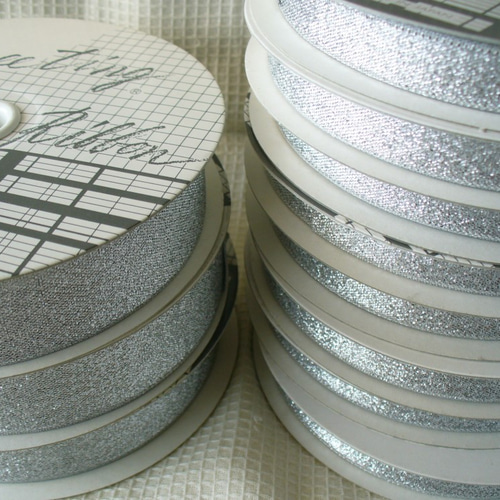ラメ入りシルバーのリボン 24mm×25M 東京リボン グランドメタル リボン