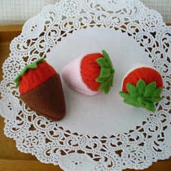 チョコがけイチゴ＊チョコベリー　３粒　フェルトままごと 　受注製作 4枚目の画像