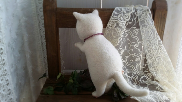 羊毛ぬいぐるみ＊大きい白猫「ブルゾンちゃん」 5枚目の画像