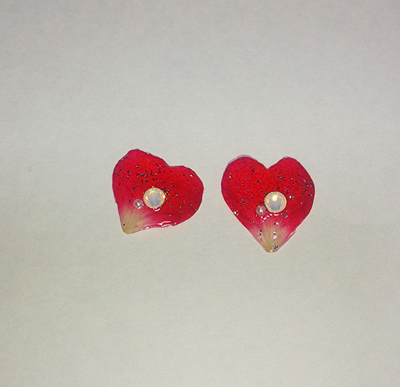 小さな赤い花びらのオパールスワロフスキーのひと粒ピアス 3枚目の画像