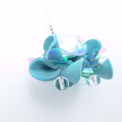 Merilokyuen • 幻彩透明花球 x 湖水藍羊皮 [耳環] 第2張的照片