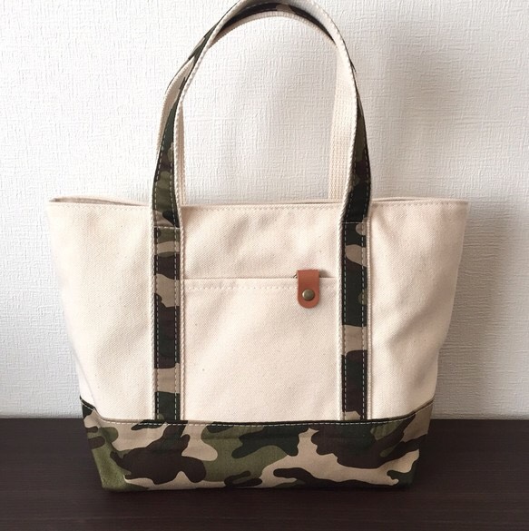 ARMY カモフラ柄 底板。ストラップ付き リメイクトートバッグ 本革使用