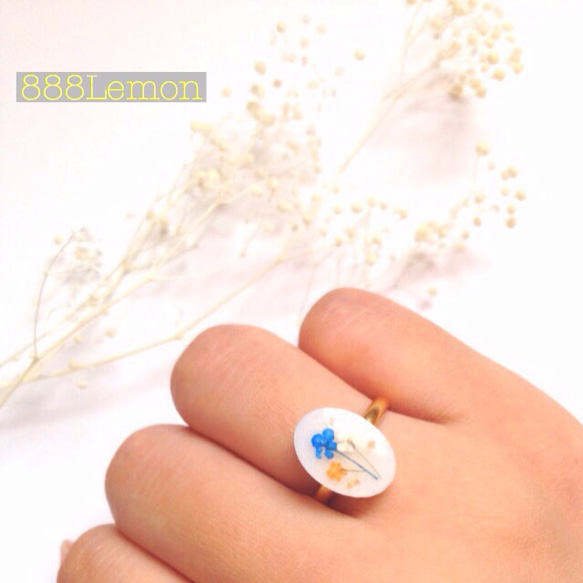 【秋の新作】小さなお花のシンプルring　ドライフラワー　押し花　花柄　白　金箔　ギフト　レジン 2枚目の画像