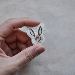 刺繍ブローチ　うさぎ•ミニ　イエロー×ブラウン 7枚目の画像