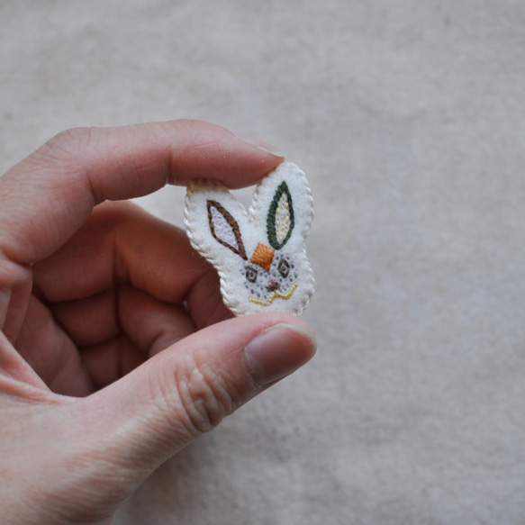 刺繍ブローチ　うさぎ•ミニ　イエロー×ブラウン 7枚目の画像