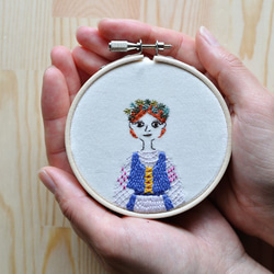 刺繍アート　木の葉のかんむりの女の子 2枚目の画像