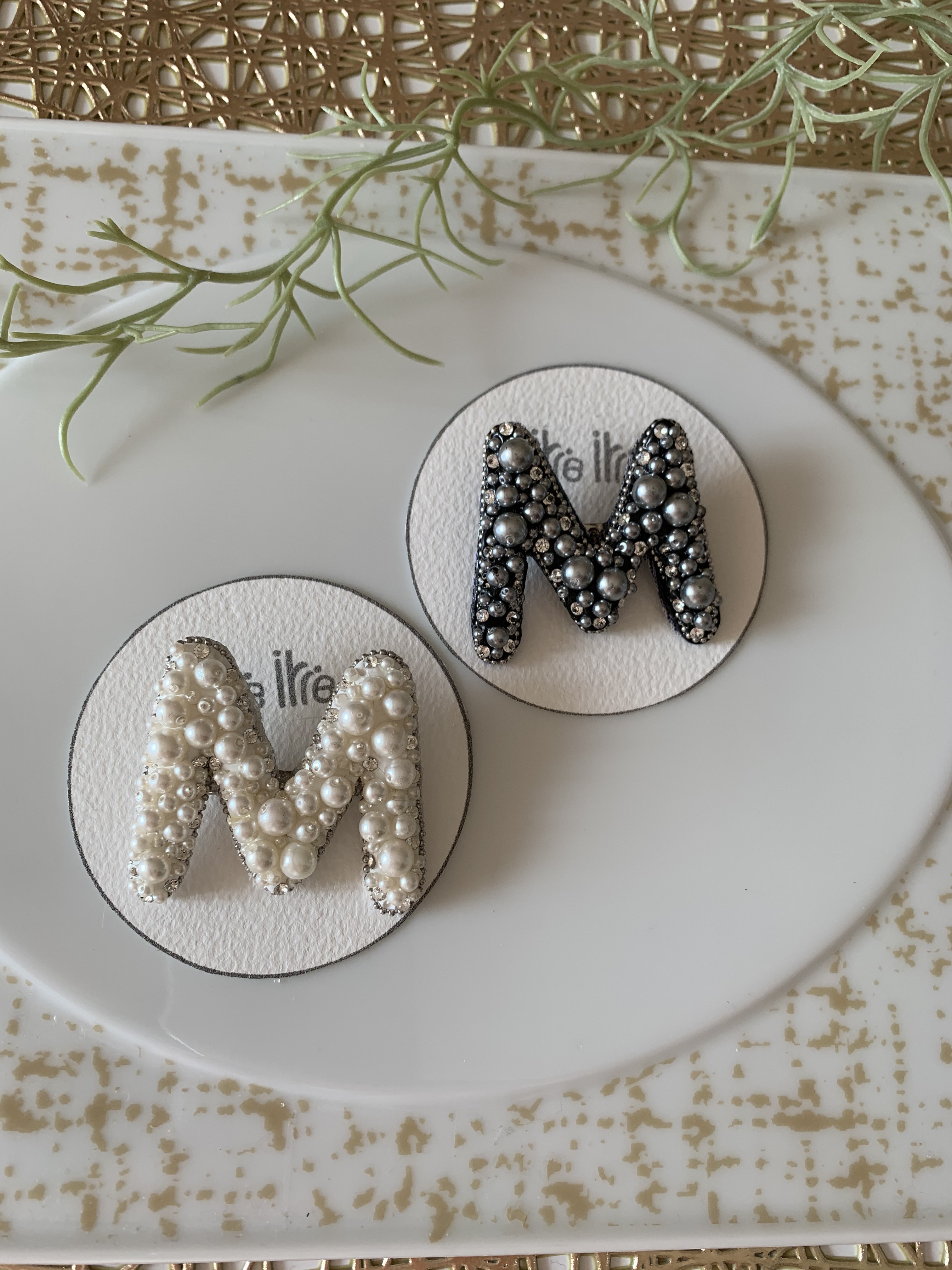 グルーデコ イニシャル M ブローチ