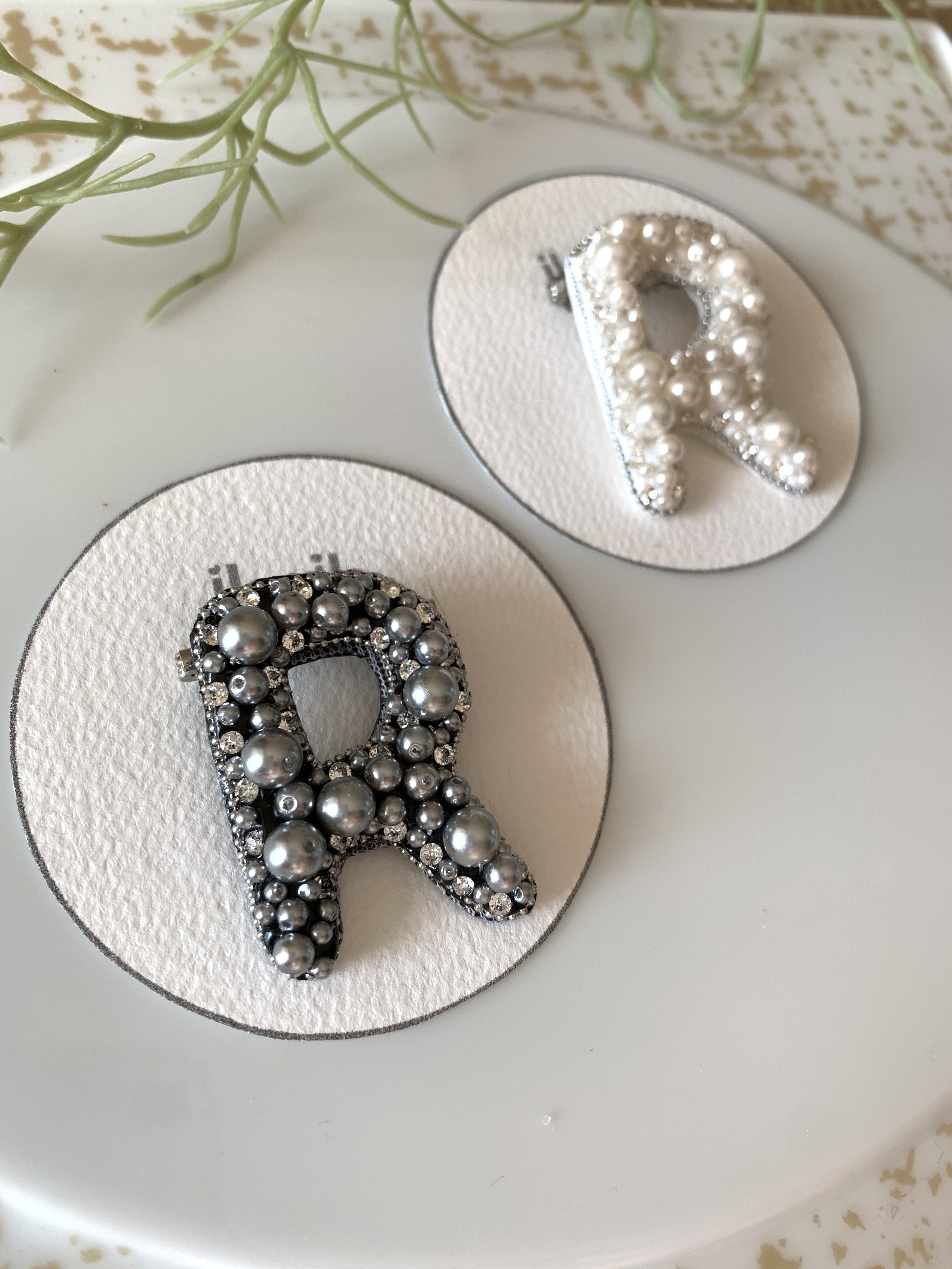 グルーデコ イニシャル R ブローチ 4,896円