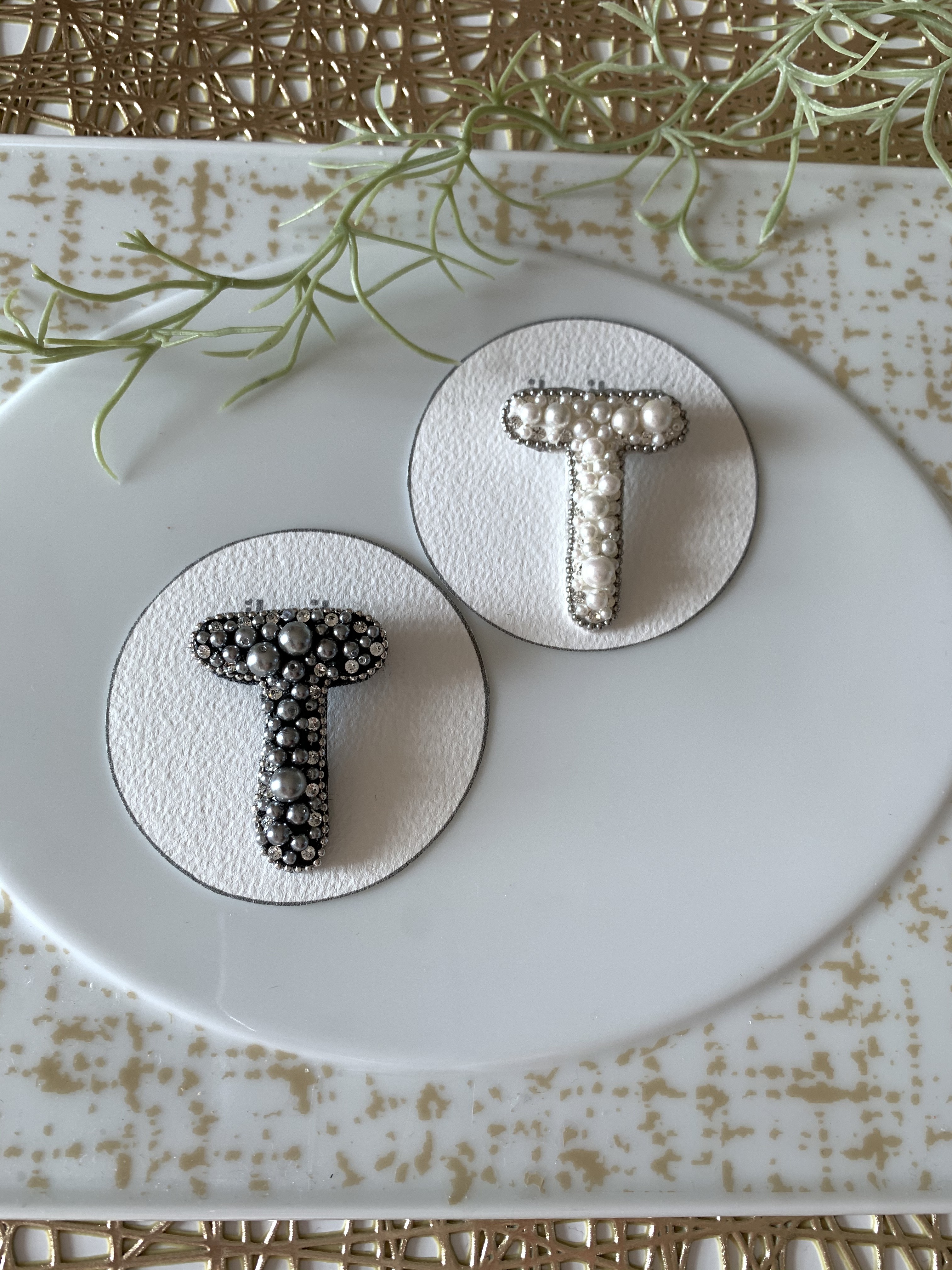 グルーデコ イニシャル T ブローチ