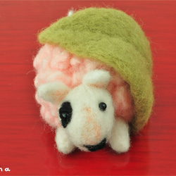 羊毛フェルトの桜餅わんこ ブルテリア 2枚目の画像