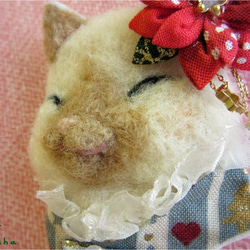 つまみ細工×羊毛ブローチ　シャム猫とポインセチアの冬 3枚目の画像