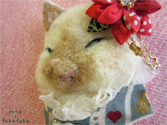 つまみ細工×羊毛ブローチ　シャム猫とポインセチアの冬 3枚目の画像