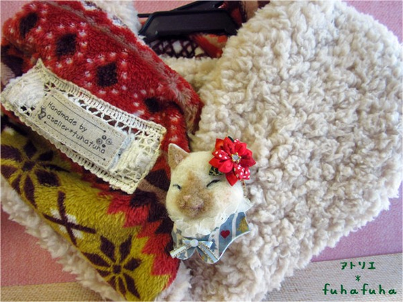 つまみ細工×羊毛ブローチ　シャム猫とポインセチアの冬 5枚目の画像