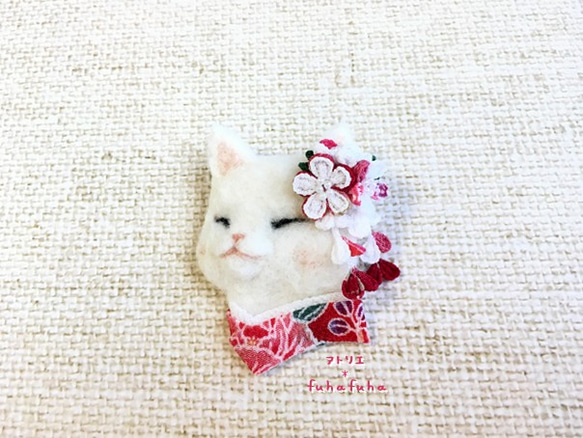 つまみ細工×羊毛ブローチ　白猫と梅の早春 5枚目の画像
