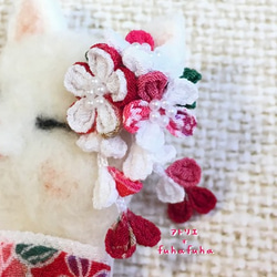 つまみ細工×羊毛ブローチ　白猫と梅の早春 2枚目の画像