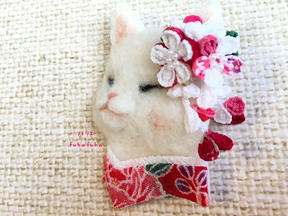 つまみ細工×羊毛ブローチ　白猫と梅の早春 3枚目の画像