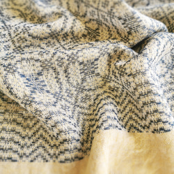 Handwoven Silky Linen Shawl 手織絲麻精緻披肩 第2張的照片