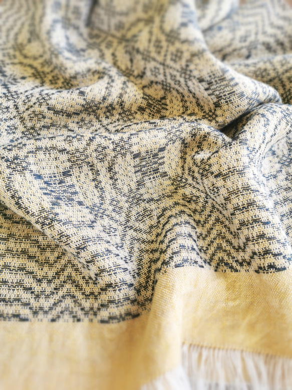 Handwoven Silky Linen Shawl 手織絲麻精緻披肩 第2張的照片