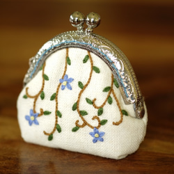 Hand Embroidered Tiny Kisslock Purse - Blissful Moments 2枚目の画像