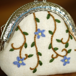 Hand Embroidered Tiny Kisslock Purse - Blissful Moments 5枚目の画像