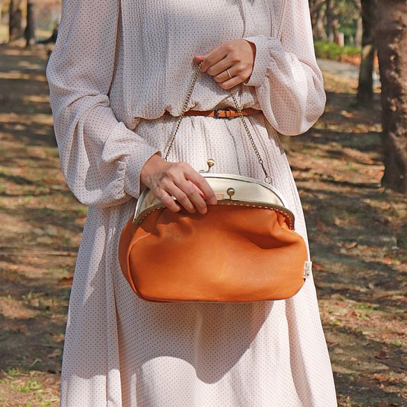 【女人節限定】YUUKI Bag+ 側背/手提雙用 手縫皮革口金包 (焦糖) 第2張的照片