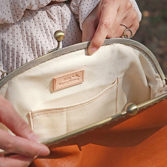 【女人節限定】YUUKI Bag+ 側背/手提雙用 手縫皮革口金包 (焦糖) 第5張的照片