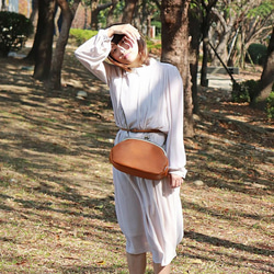 【女人節限定】YUUKI Bag+ 側背/手提雙用 手縫皮革口金包 (焦糖) 第9張的照片