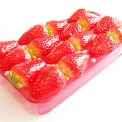 苺いっぱいiPhone4s用カバー☆ 1枚目の画像