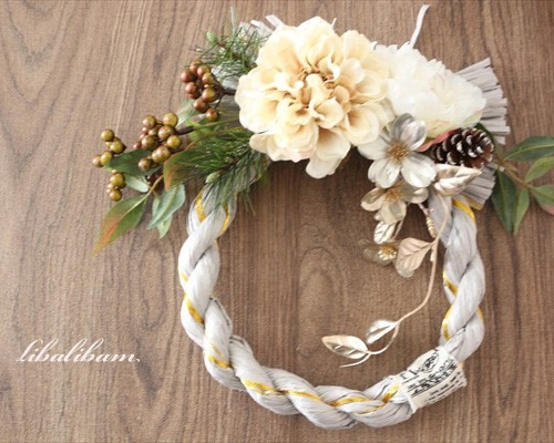 アイボリーダリアのシックなしめ縄 お正月 薄グレー シックな南天とダリア しめ飾り しめ縄 高級花材