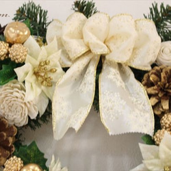 クリスマスリース（大サイズ）　　白・ゴールド系　ゴージャスワイヤーリボン付 2枚目の画像