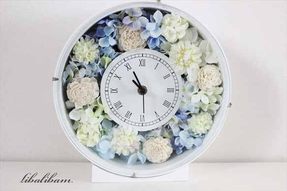 【受注制作】結婚祝い　入学祝に　花時計　白・ブルー系　　フラワー時計 1枚目の画像