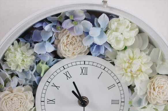 【受注制作】結婚祝い　入学祝に　花時計　白・ブルー系　　フラワー時計 2枚目の画像