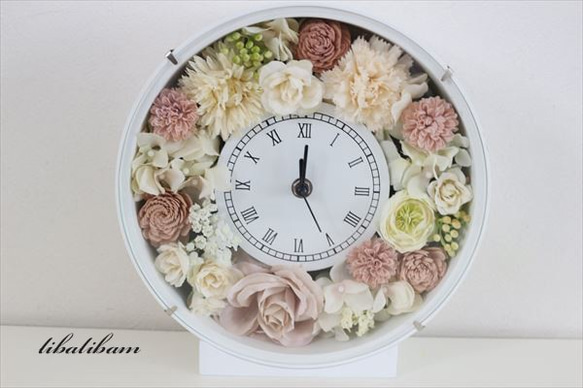 新築祝いに　花時計   オフホワイト～薄ベージュ系薔薇　　フラワー時計 1枚目の画像